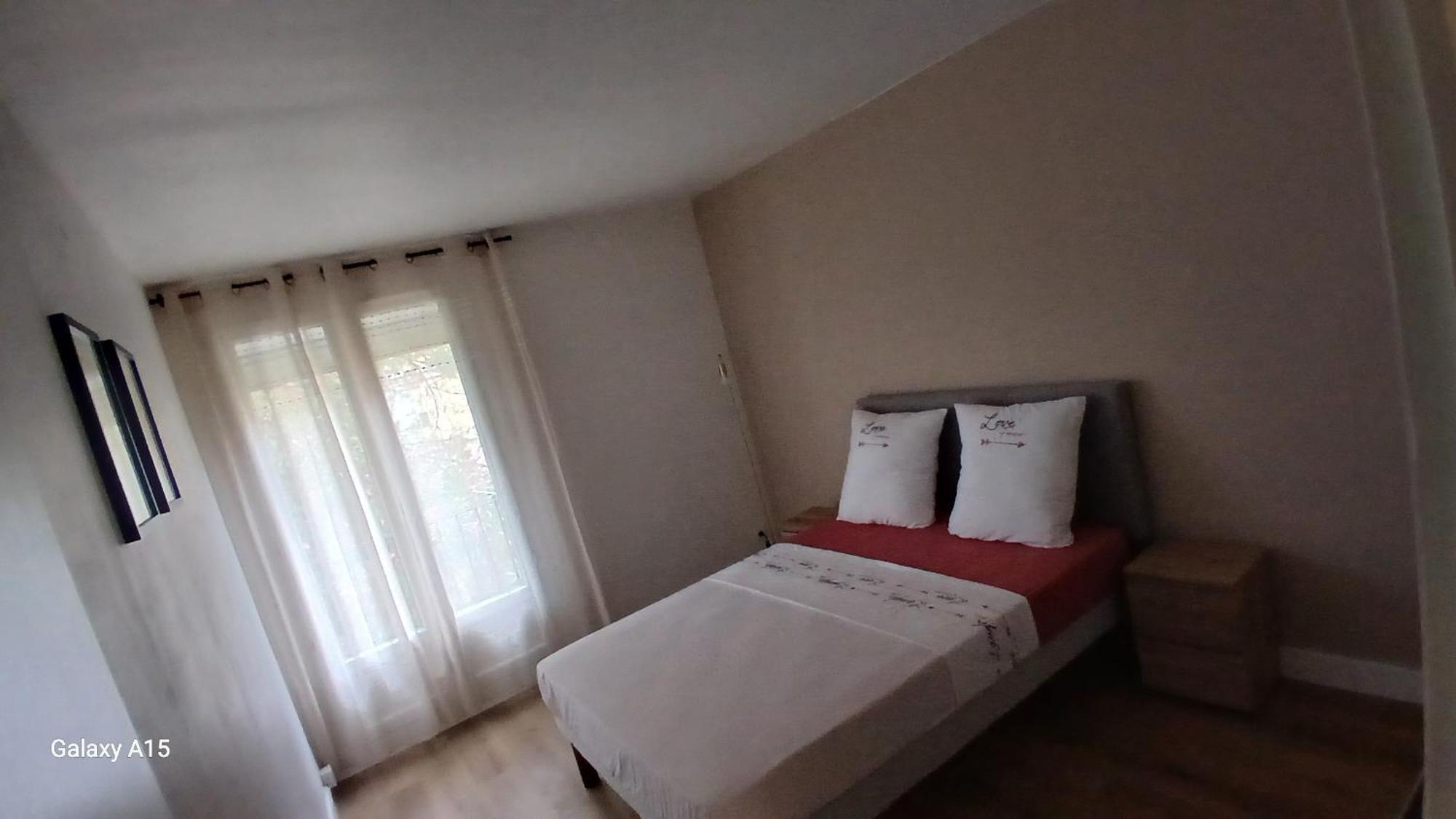 Zenmeublermontfavet Apartment